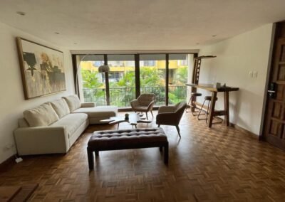 Se renta apartamento de dos niveles en Zona 10